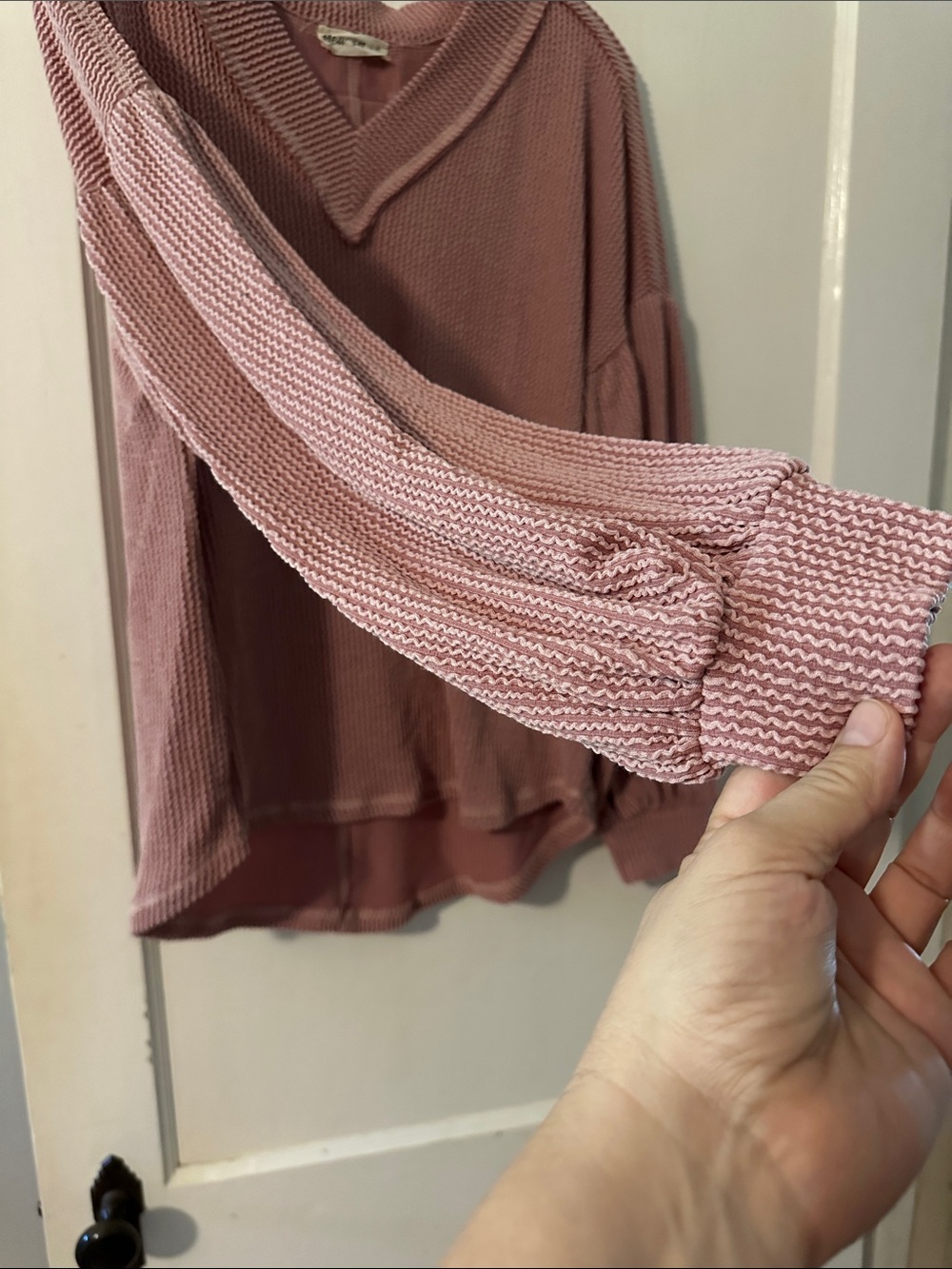 New In Boho Waffle Knit V-Neck Lantern Sleeve Sweater - Mauve, Size S - Picture 4 of 13